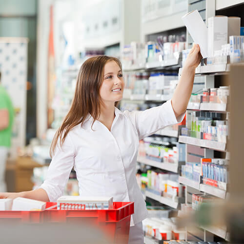 Foto/Grafik Quelle: fotolia.de [47385557 - Pharmacist Stocking Shelves - © Tyler Olson]