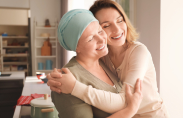 Foto/Grafik Quelle: shutterstock.com [1031575897 Junge Frau, die ihre Mutter mit Krebs im Haus besucht © Africa Studio] 