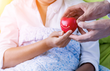 Foto/Grafik Quelle: shutterstock.com [711255397 Gesundheitskonzept mit Arzt und Patient halten rotes Herzstück zusammen © WHYFRAME] 