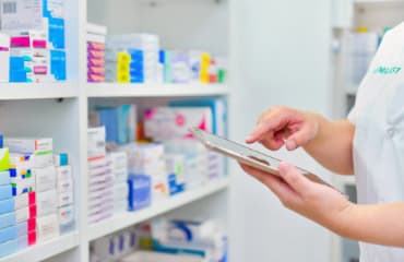 Foto/Grafik Quelle: shutterstock.com [1270720027 Apotheker, der eine Computer-Tablette © i viewfinder] 