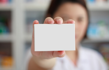 Foto/Grafik Quelle: shutterstock.com [310416281 Apotheker mit weißer Blinddosendose und Regalen für Apotheken © Kwangmoozaa]