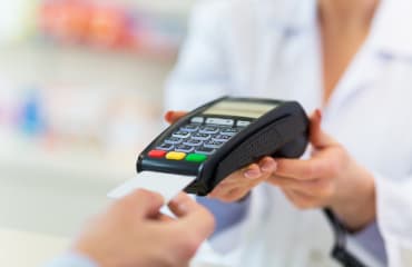 Foto/Grafik Quelle: shutterstock.com [407956261 Bezahlen in der Apotheke - © pikselstock] 