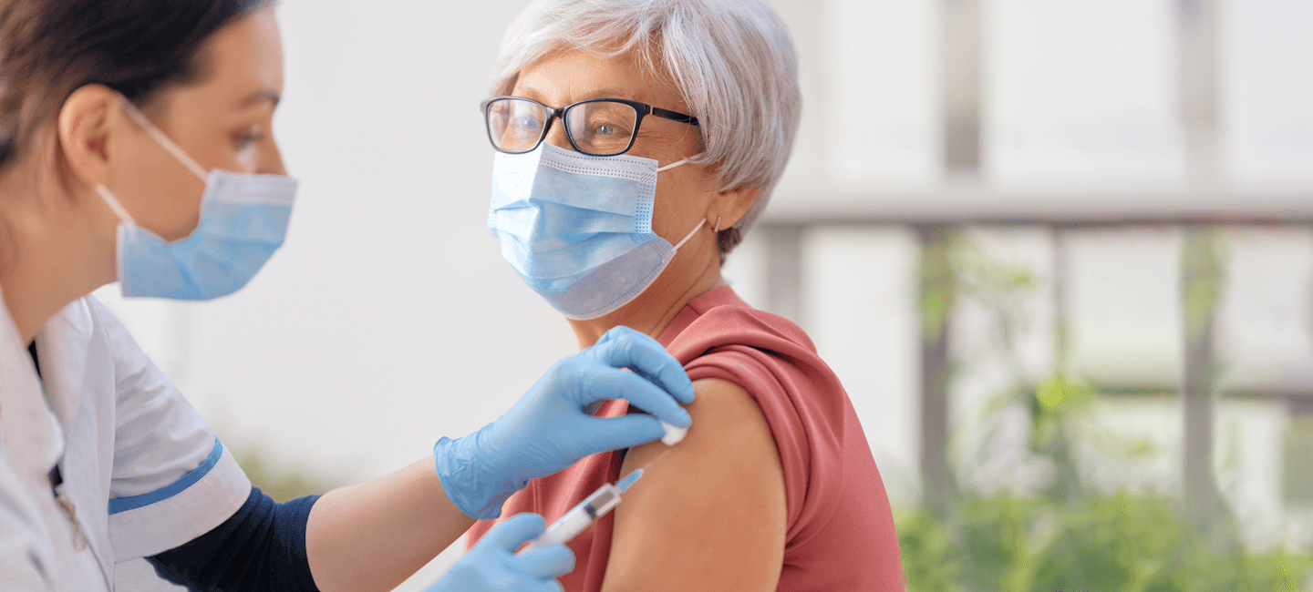 Foto/Grafik Quelle: shutterstock.com [1907641975 Arzt, der eine ältere Frau impft. Virenschutz. COVID-2019. © Yuganov Konstantin] 