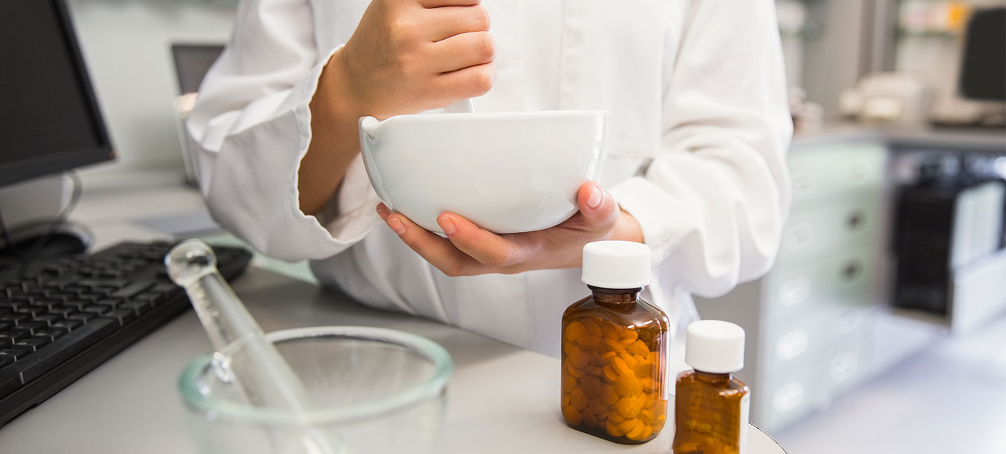 Foto/Grafik Quelle: freepik [junior-pharmacist-mixing-medicine_168523]